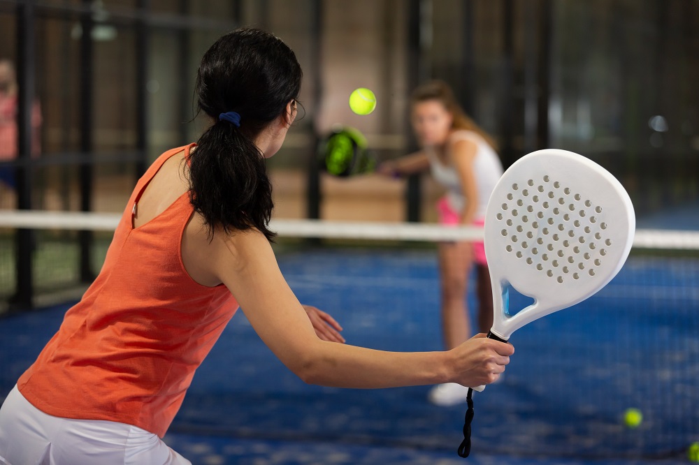 Twee mensen spelen padel.