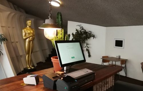 Foto van een medewerker bij een kassa.
